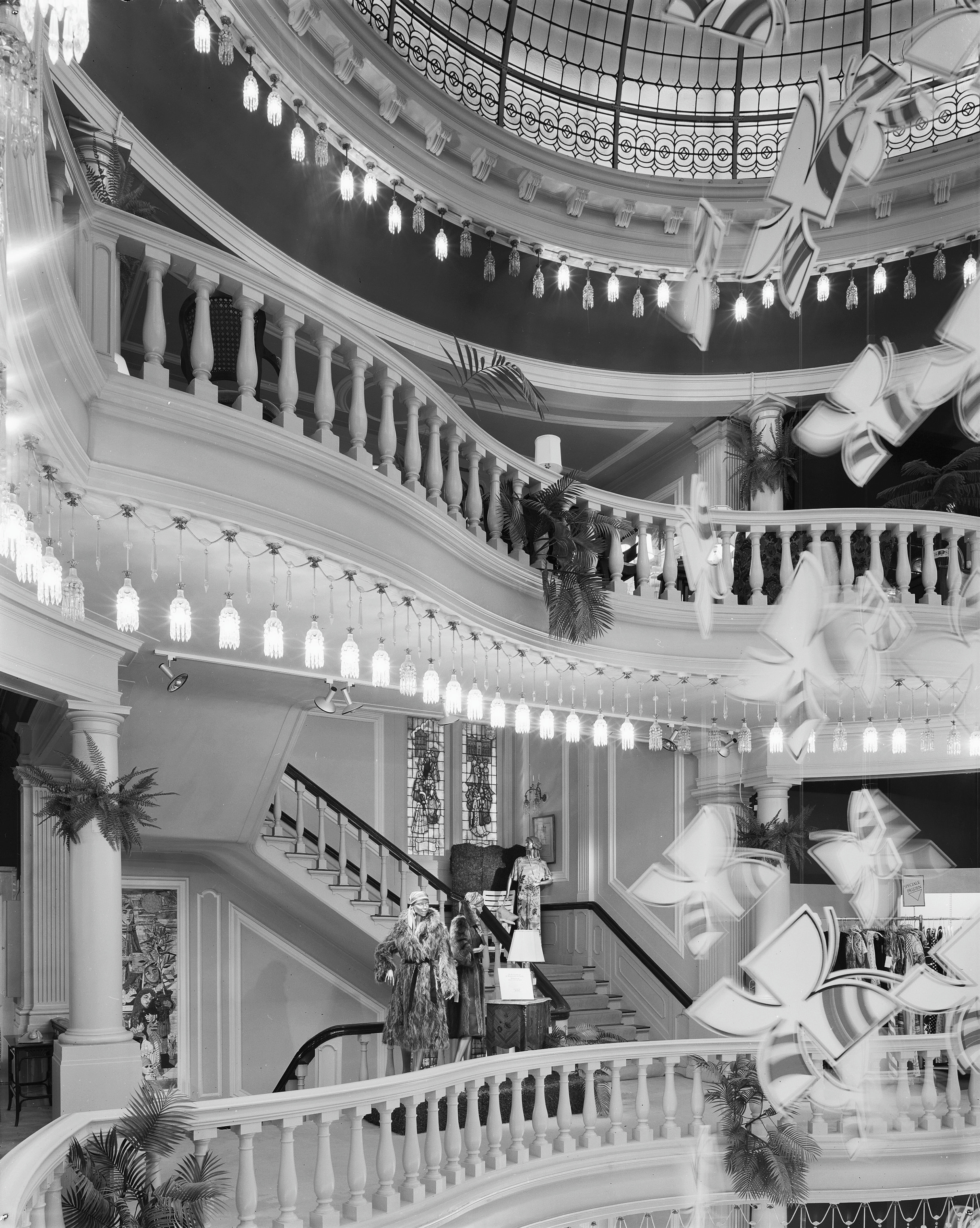 Het interieur van Maison de Bonneterie in Amsterdam, met galerijen rond een centrale ruimte