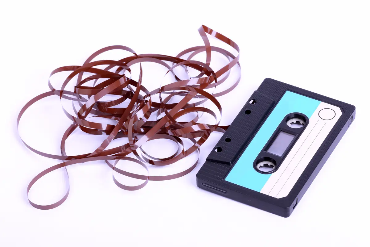 Een cassette met een lange hoeveelheid losgeraakte magneetband