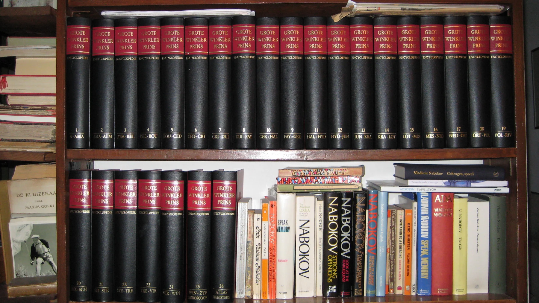 De Grote Winkler Prins, negende druk, in een boekenkast. Foto uit 2009.