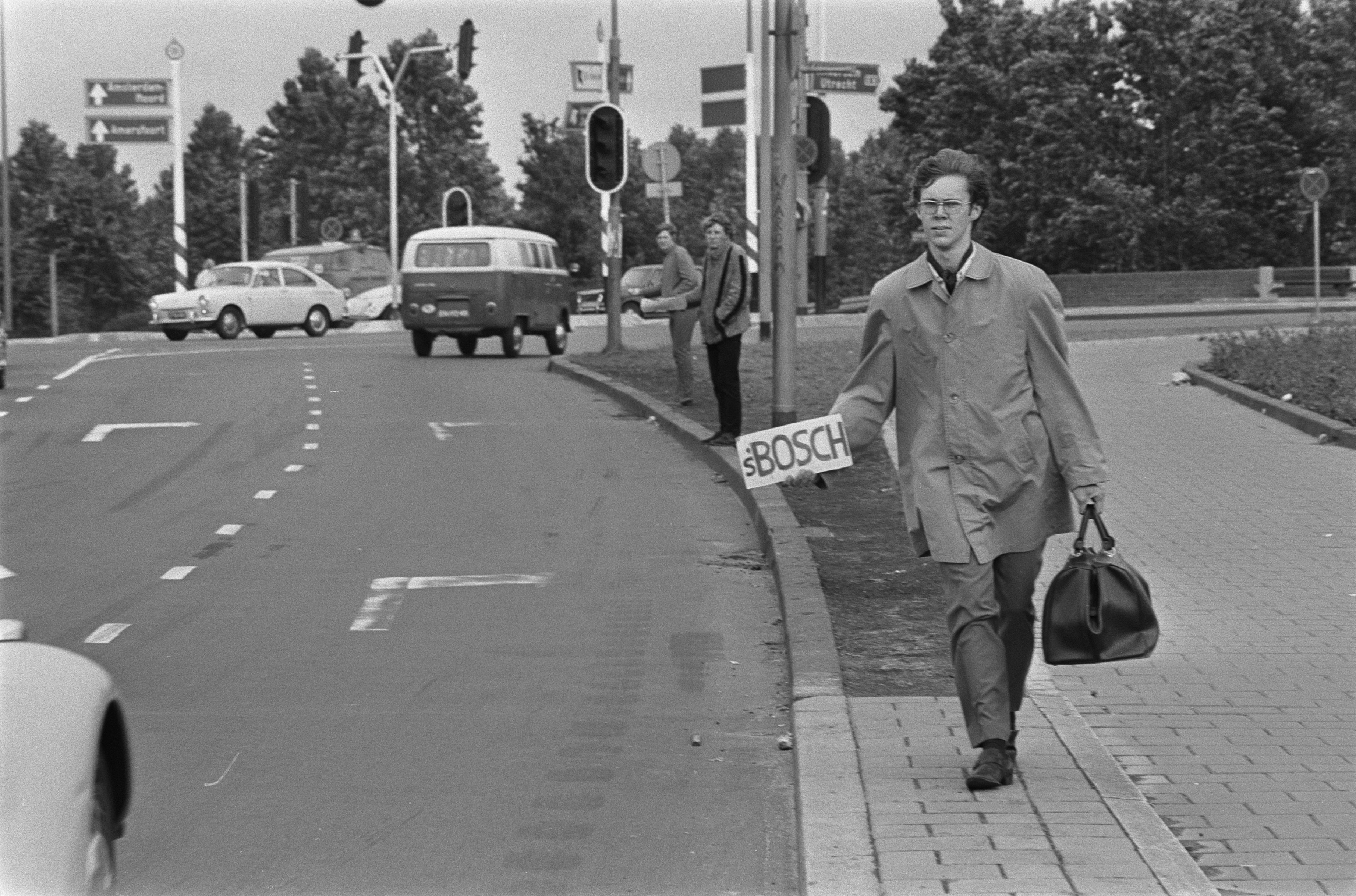 Drie lifters bij de Utrechtsebrug in Amsterdam, 30 juni 1970. Op het bordje staat Den Bosch.