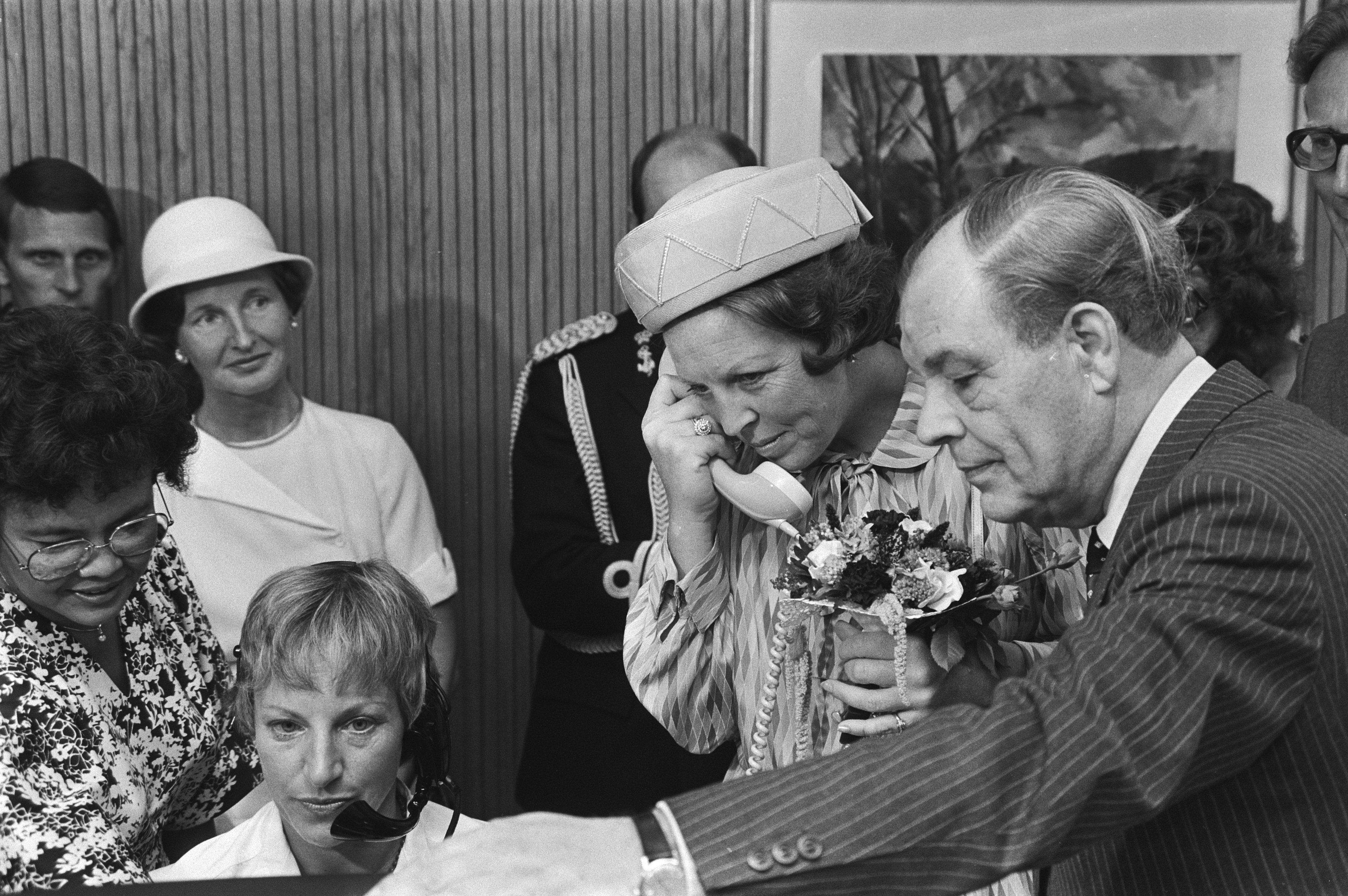 Koningin Beatrix luistert mee met een telefoniste van de 008-informatielijn tijdens een bezoek aan de PTT in Amsterdam, 1 september 1981.