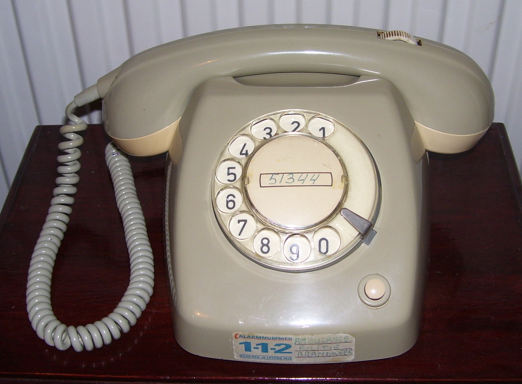 Een T65-draaischijftelefoon, gefotografeerd in 2010. Dit exemplaar heeft een regelbare versterker in de hoorn voor slechthorenden.