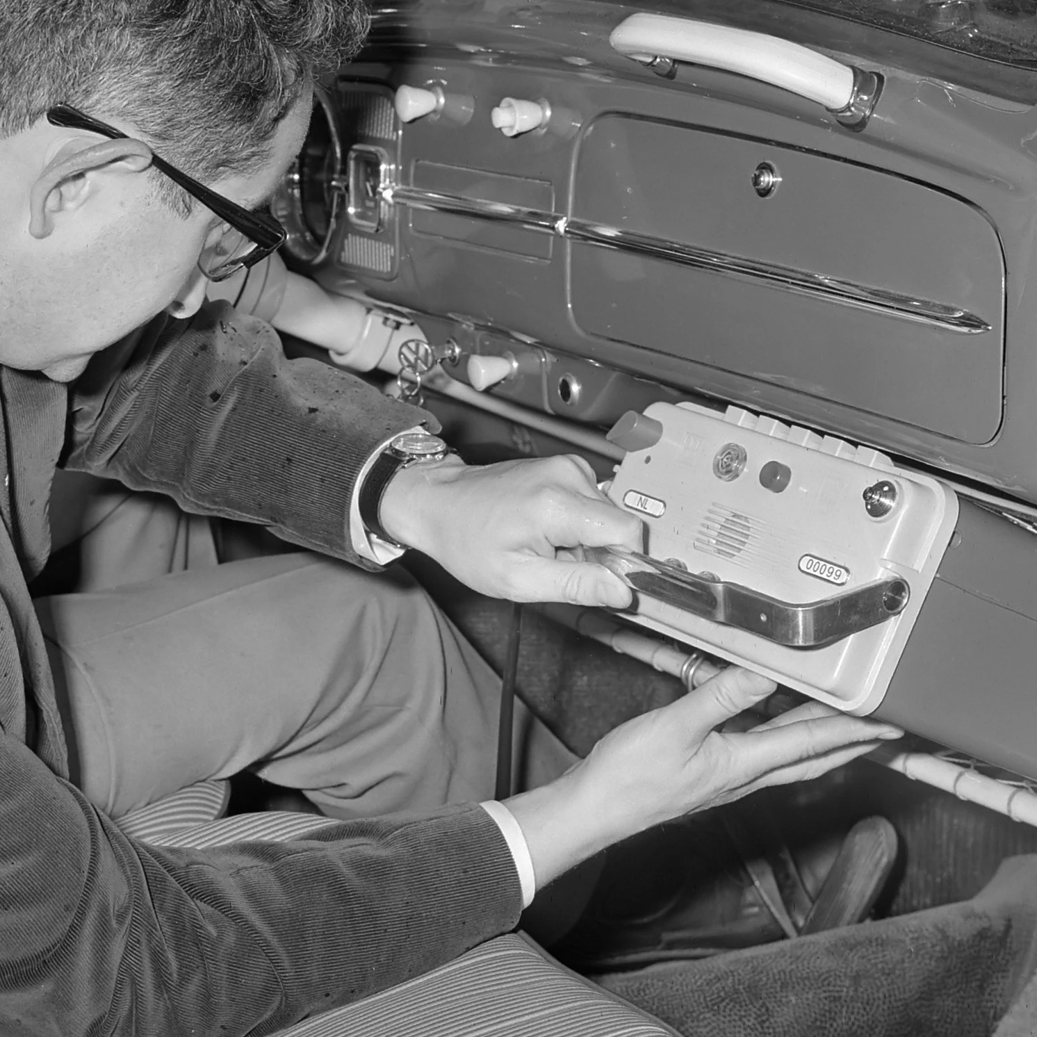 Dr. R.J. Meijer met een vroege semafoon in zijn auto, 17 september 1964.