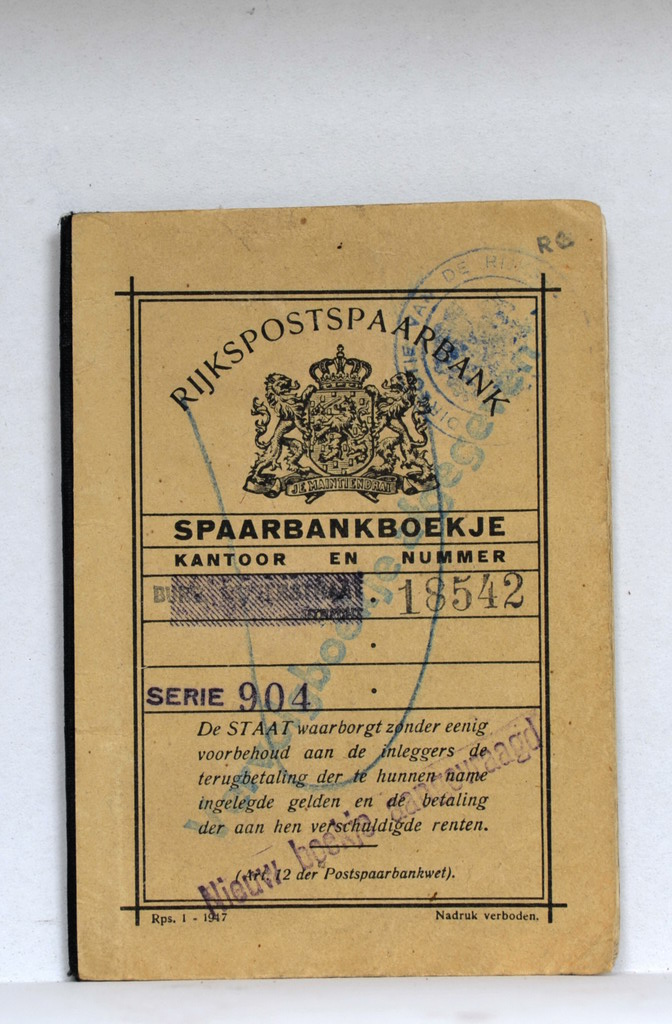 Een spaarbankboekje van de Rijkspostspaarbank, gefotografeerd in 2010. Een voorbeeld van sparen met een boekje; dit is geen Zilvervlootboekje.