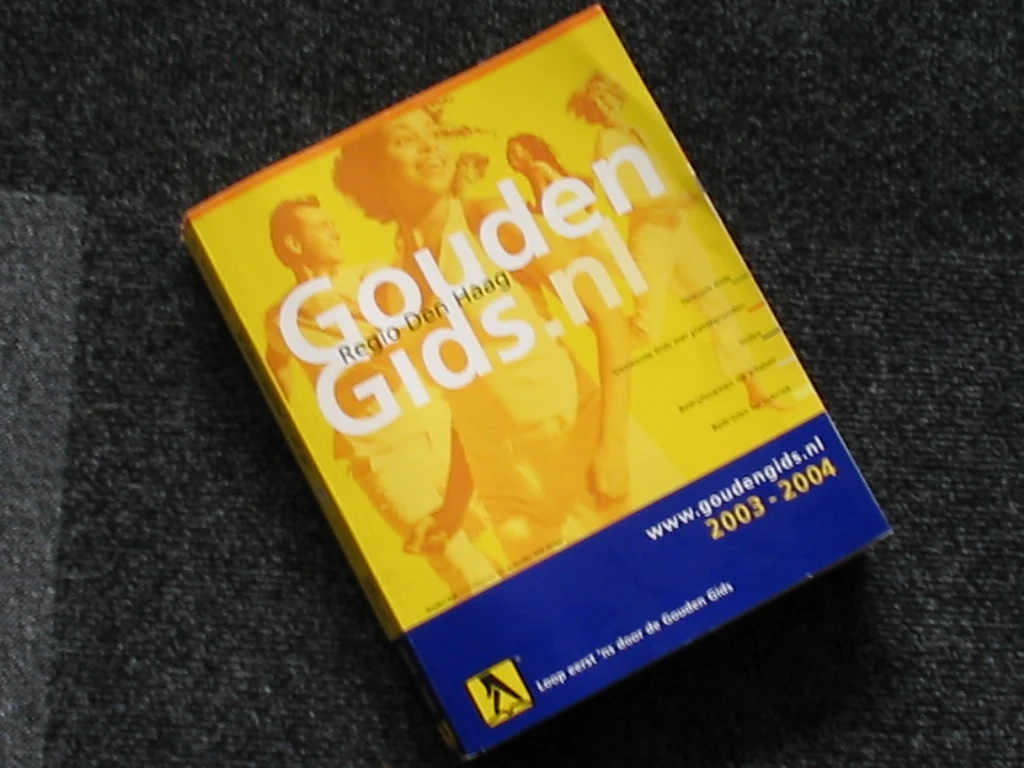 De Gouden Gids en Telefoongids naast elkaar. Foto uit 2004.