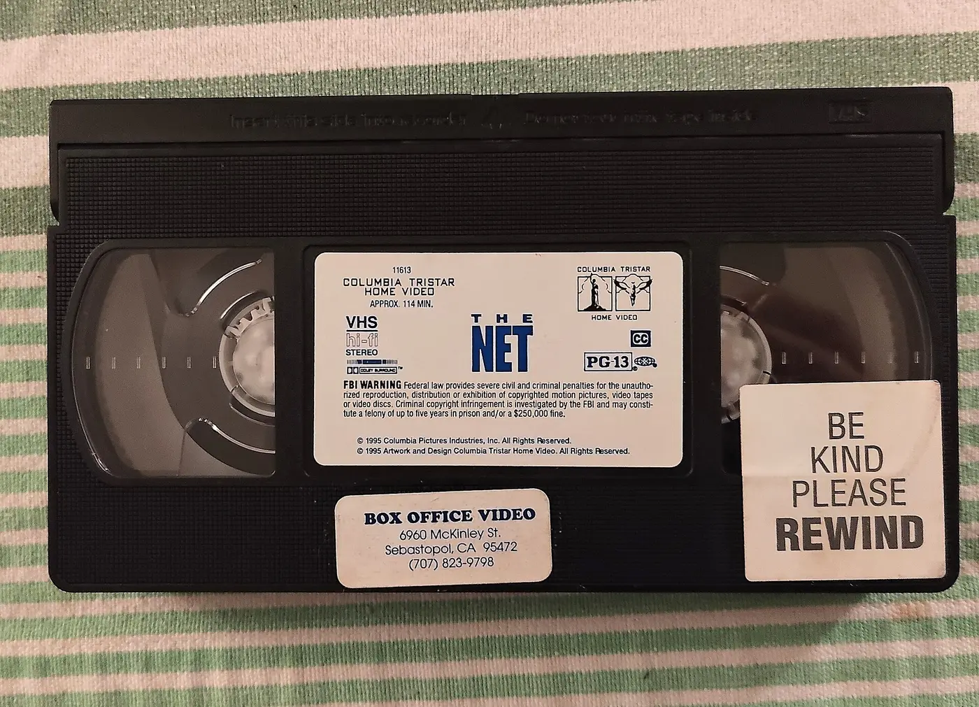 Een VHS-huurband met de sticker ‘Be Kind Please Rewind’.